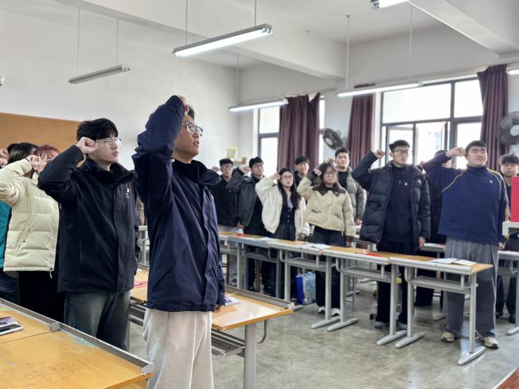 深學(xué)細(xì)悟強(qiáng)黨性，實(shí)干擔(dān)當(dāng)建新功——藝術(shù)設(shè)計(jì)學(xué)院學(xué)生第一黨支部召開(kāi)12月主題黨日活動(dòng)?